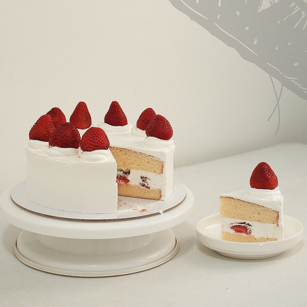 STRAWBERRY CLOUD CAKE (LARGE SIZE)