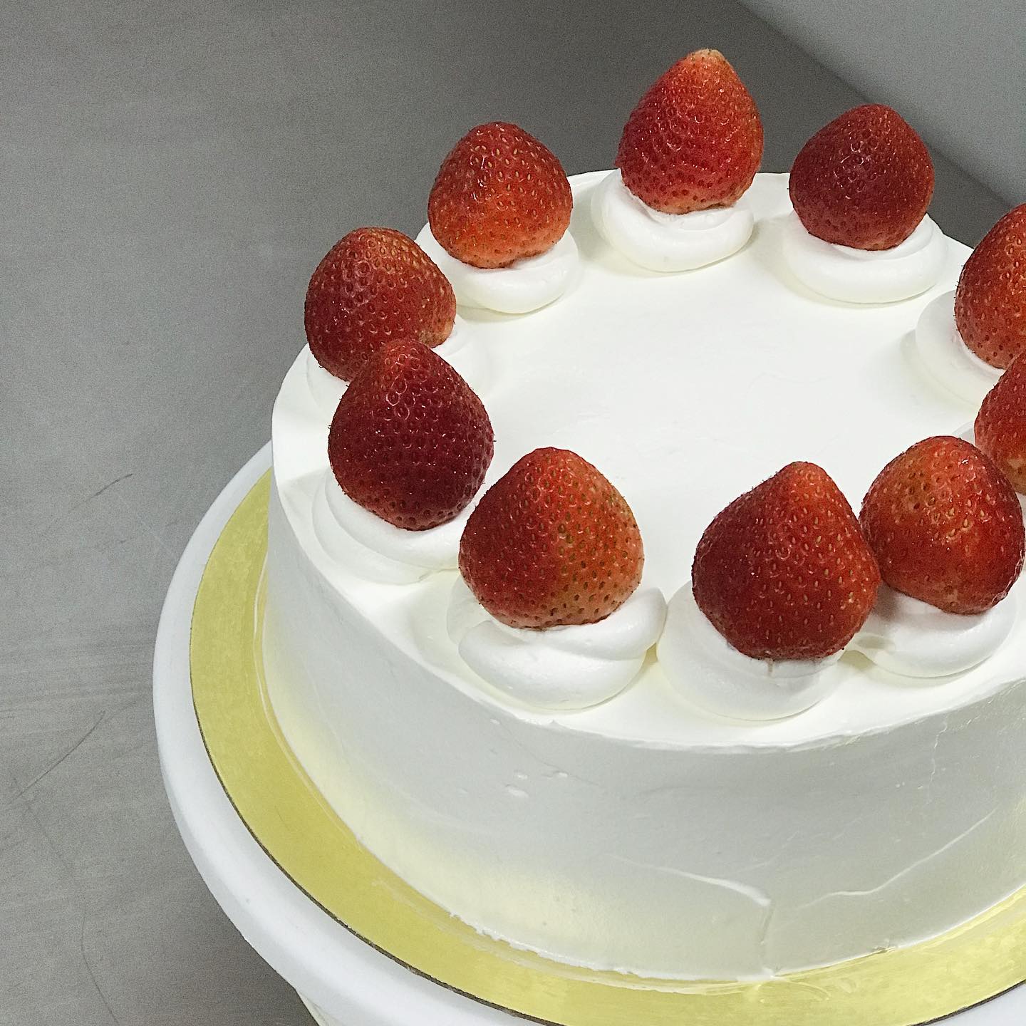 STRAWBERRY CLOUD CAKE (LARGE SIZE)